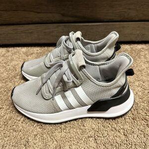 Boys adidas tennis shoes - size 4.5